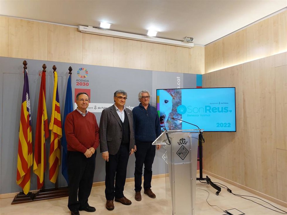 El regidor de Medio Ambiente y Bienestar Animal, Ramon Perpiny (centro del grupo en la imagen), en la presentación del balance de la gestión de Son Reus 2022.