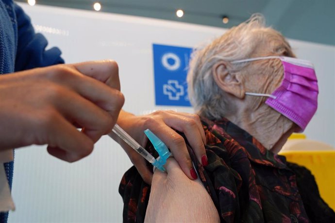 Archivo - Una mujer se vacuna de la cuarta dosis de Pfizer en la Cidade da Cultura de Santiago de Compostela, a 7 de octubre de 2022, en Santiago de Compostela.