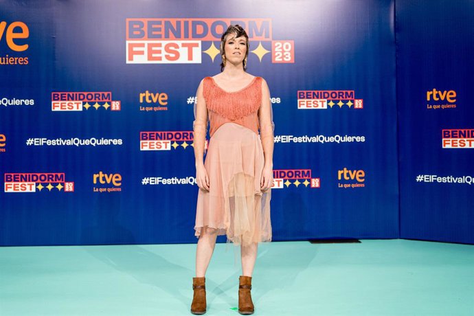 La cantante Karmento posa en el photocall de la presentación de las 18 canciones que competirán en el Benidorm Fest 2023.