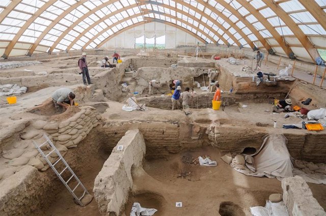 Los investigadores excavan en Catalhoyuk, una de las primeras grandes comunidades agrícolas del mundo.