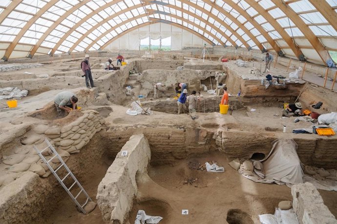Los investigadores excavan en Catalhoyuk, una de las primeras grandes comunidades agrícolas del mundo.