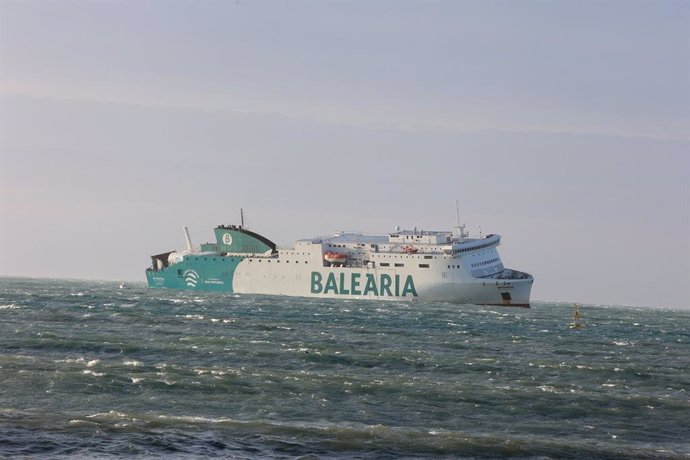 Un buque de Balearia, inclinado por el viento a su llegada a Palma este martes.