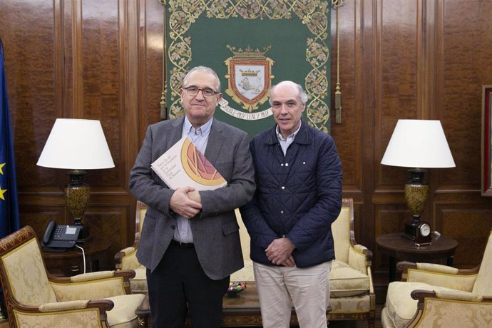El alcalde, Enrique Maya, junto al presidente del Consejo Escolar de Navarra, Manuel Martín
