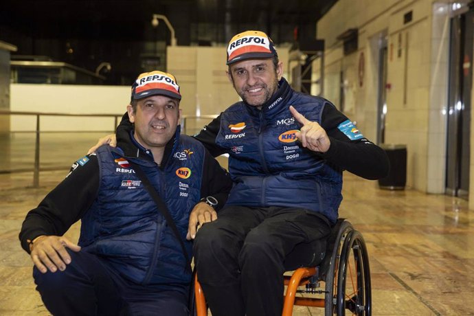 Txema Villalobo e Isidre Esteve (Repsol Toyota) a su llegada a Barcelona tras terminar el Dakar 2023