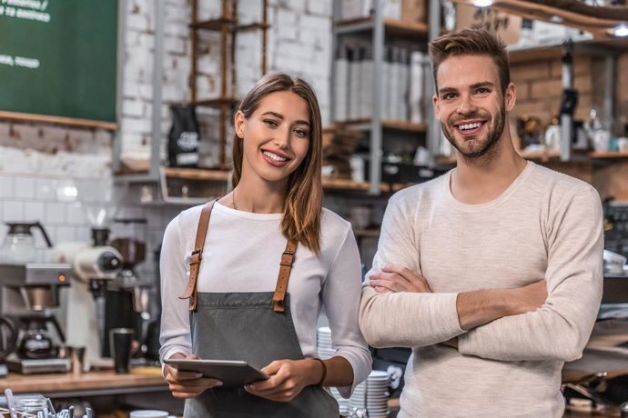 Archivo - Empleados de una cafetería