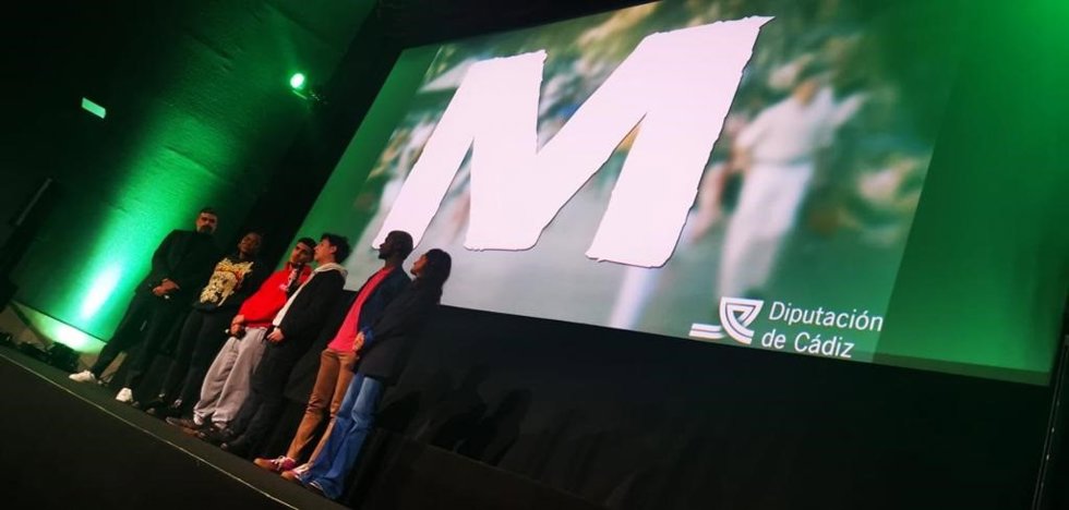 El guionista de 'M', Nicolás Castellano, junto a varios de los menores que participan en el documental, en su presentación en Madrid