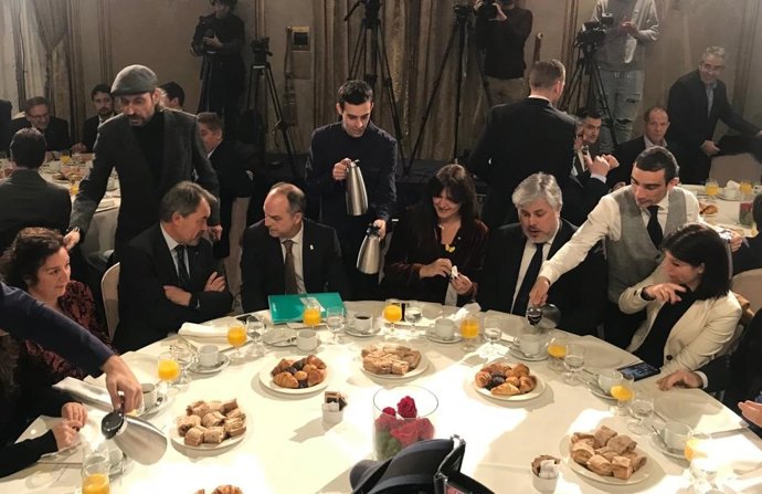 La portavoz del PSC en el Parlament, Alícia Romero; el expte de la Generalitat Artur Mas; el secretario gral de Junts, Jordi Turull; la pta de Junts, Laura Borrs; el pte de Junts en el Parlament, Albert Batet, y la portavoz de ERC, Marta Vilalta