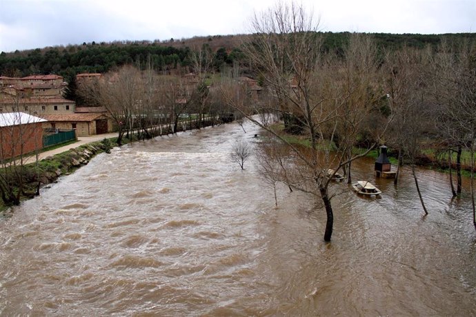 El río Duero a su paso por Molinos de Duero (Soria) durante la crecida a mediados de enero de 2023.