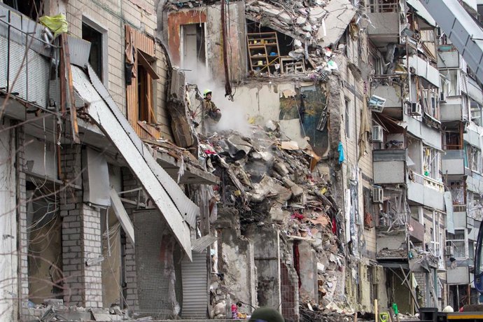 15 January 2023, Ukraine, Dnipro: Rescuers search for survivors at an apartment block hit by Russian rockets during a massive missile attack on Dnipro. Photo: -/Ukrinform/dpa