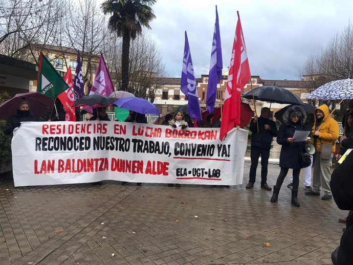 Concentración de trabajadoras de residencias frente a la Misericordia.