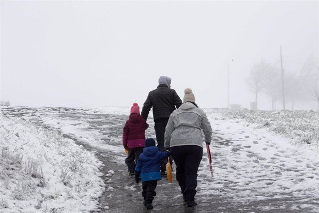 Una familia llega a la parroquia de O Cebreiro para disfrutar de la nieve, a 15 de enero de 2023, en Pedrafita do Cebreiro.