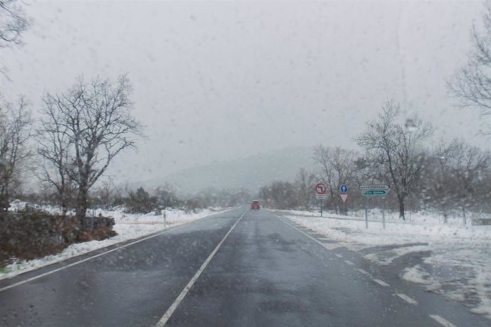 Archivo - Una carretera con nieve en la cuneta en la Sierra de Guadarrama, a 20 de abril de 2022, en Madrid (España). 