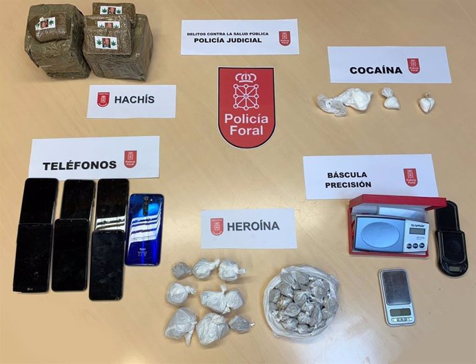 La Policía Foral desmantela en Pamplona un punto de venta de heroína y detiene a seis personas.