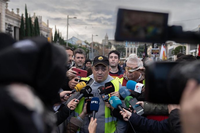 El portavoz de Élite Taxi, Tito Álvarez, en declaraciones a los periodistas antes de la marcha lenta contra las VTC