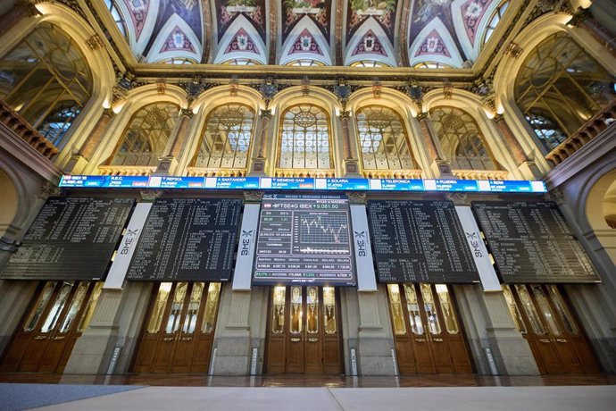 Varios paneles del Ibex 35 en el Palacio de la Bolsa, a 4 de enero de 2023, en Madrid (España). 