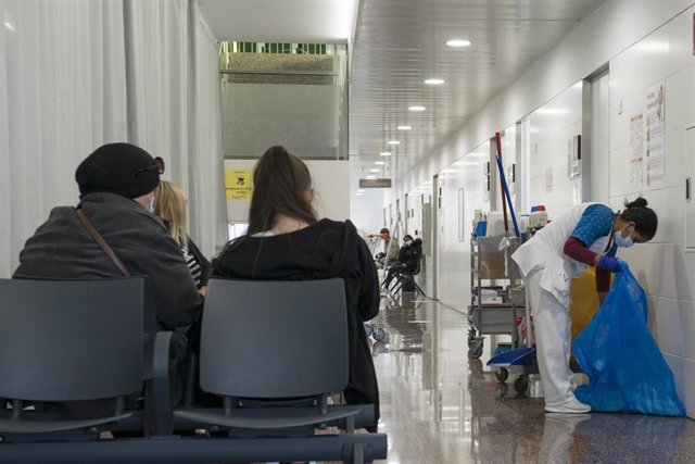 Archivo - Varias pacientes esperan en una sala de espera de un centro de salud, foto de archivo