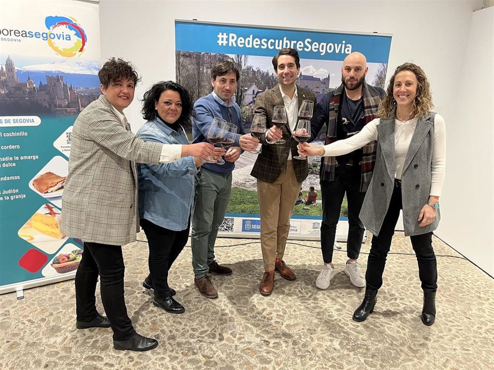 De izquierda a derecha, Elena Esteban, de Whisky DYC; Rocío Ruiz, de Grupo Gastronómico José María; Avelino García, de Bar Socorro; Miguel Merino, concejal de Turismo; Rubén Arnanz, de 19.86 by Rubén Arnaz y Pilar de Oliva, de Pastelería Moneo.