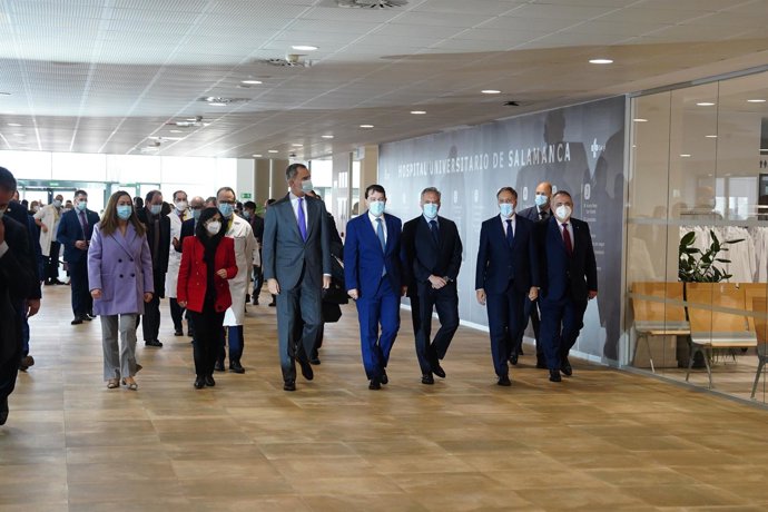 Hospital Nuevo de Salamanca. El Rey Felipe VI visita el complejo hospitalario acompañado por Alfonso Fernández Mañueco, la Ministra de Sanidad y resto de autoridades locales