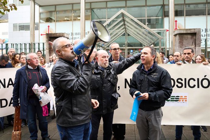 Archivo - Concentración de médicos de Atención Primaria convocada por el Sindicato Médico ante la sede del Gobierno regional el pasado 9 de noviembre