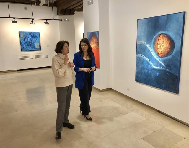 Esther Aragón (izquierda) muestra su obra a la vicepresidenta segunda de la Diputación de Valladolid, Gema Gómez (derecha).