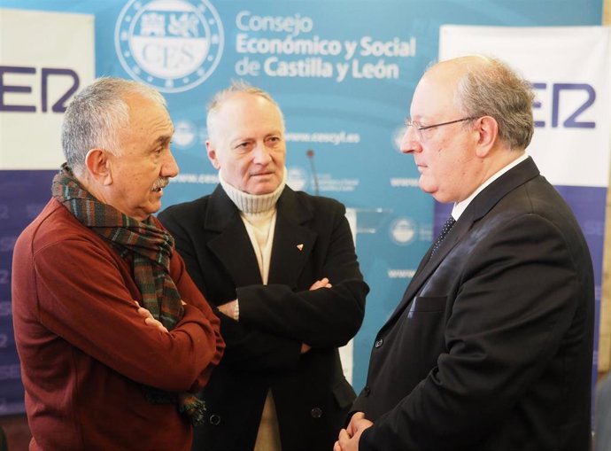 Pepe Álvarez conversa con el presidente del CES y con el secretario de UGT en Castilla y León antes de participar en el encuentro de la SER