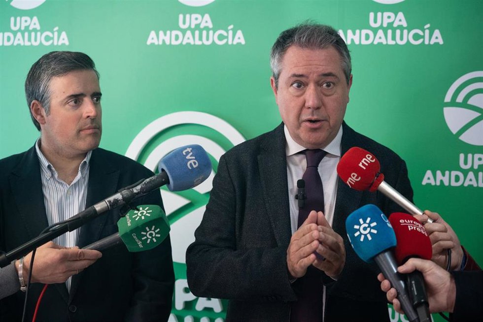 El secretario general del PSOE-A, Juan Espadas, atiende a los medios, a 17 de enero de 2023 en Sevilla, (Andalucía, España). El secretario del PSOE-A, Juan Espadas, atiende a los medios antes de reunirse con una delegación de la organización agraria Uni