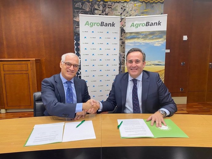El director de AgroBank, Sergio Gutiérrez, y el director general de la Federación Española del Vino (FEV), José Luis Benítez, firman la renovación del acuerdo