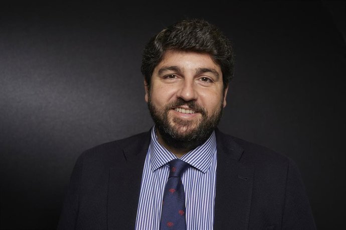 Archivo - El presidente de la Región de Murcia, Fernando López Miras, posa para Europa Press, en el estand Europa Press de Fitur 2022, a 19 de enero de 2022, en Ifema Madrid, Madrid (España)