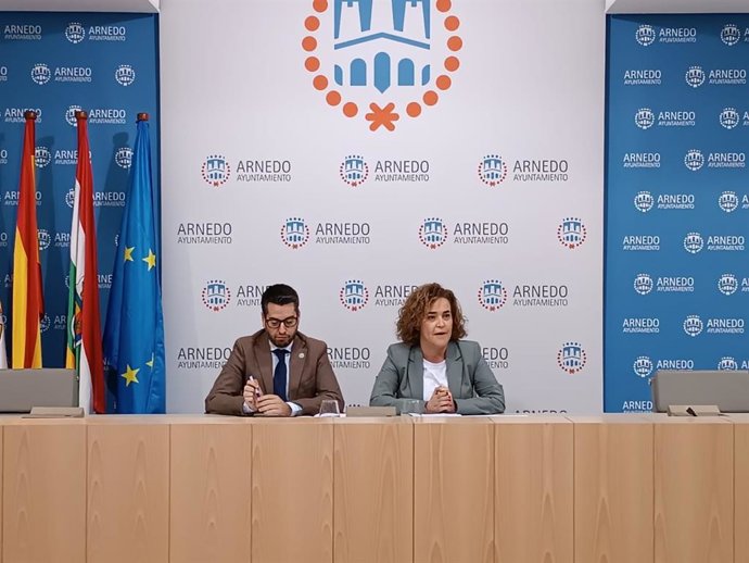 La delegada del Gobierno de España en La Rioja, Beatriz Arraiz Nalda, y el alcalde de Arnedo, Javier García Ibáñez
