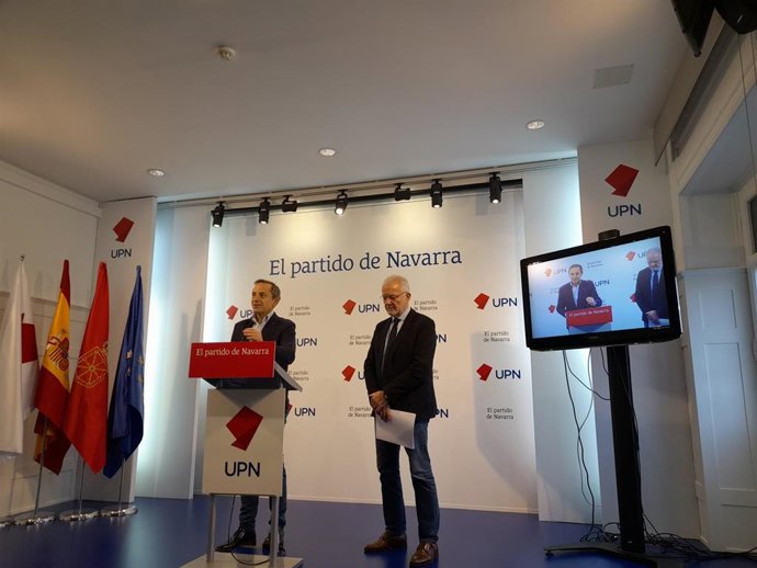 El parlamentario de Navarra Suma Juan Luis Sánchez de Muniáin, y el concejal de Pamplona Juanjo Echeverría durante la rueda de prensa