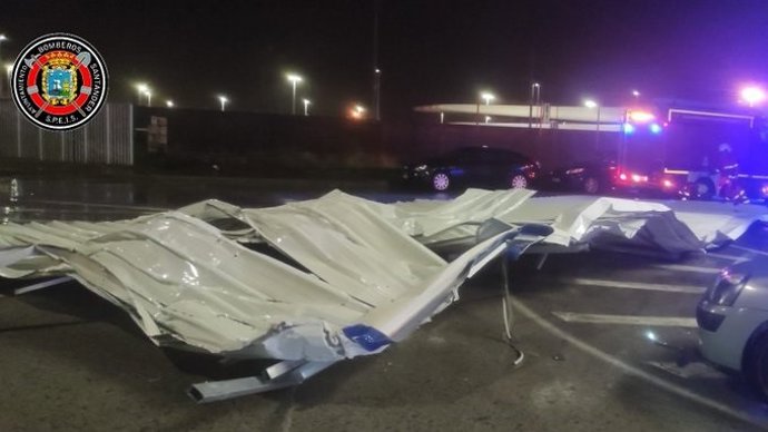 Chapa desprendida en la carretera