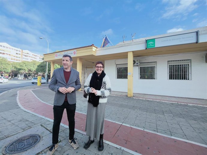 La parlamentaria andaluza por el PSOE de Huelva Susana Rivas en la puerta del IES San Sebastián de la capital onubense.