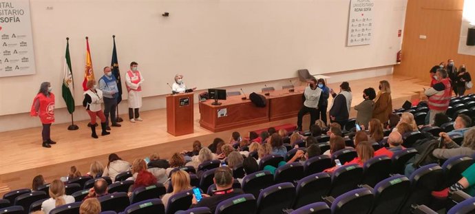 Asamblea y encierro de los TCAE en el Reina Sofía.
