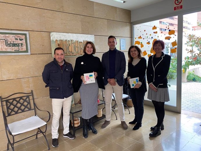 La delegada de Salud y Consumo de la Junta de Andalucía en Córdoba, María Jesús Botella (segunda por la dcha.), visita la sede de Faisem.