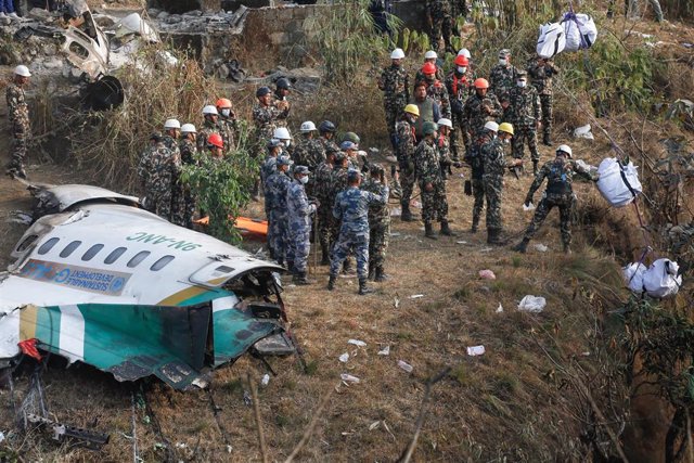 Lugar del siniestro de un avión en la ciudad de Pokhara, en Nepal