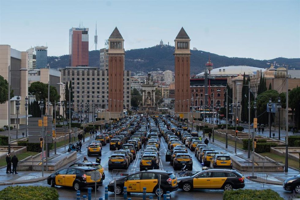 Centenares de taxis durante una movilización convocada por Élite Taxi y Stac en defensa de la tarifa regulada y en defensa de los usuarios, a 17 de enero de 2023, en Barcelona, Catalunya (España)