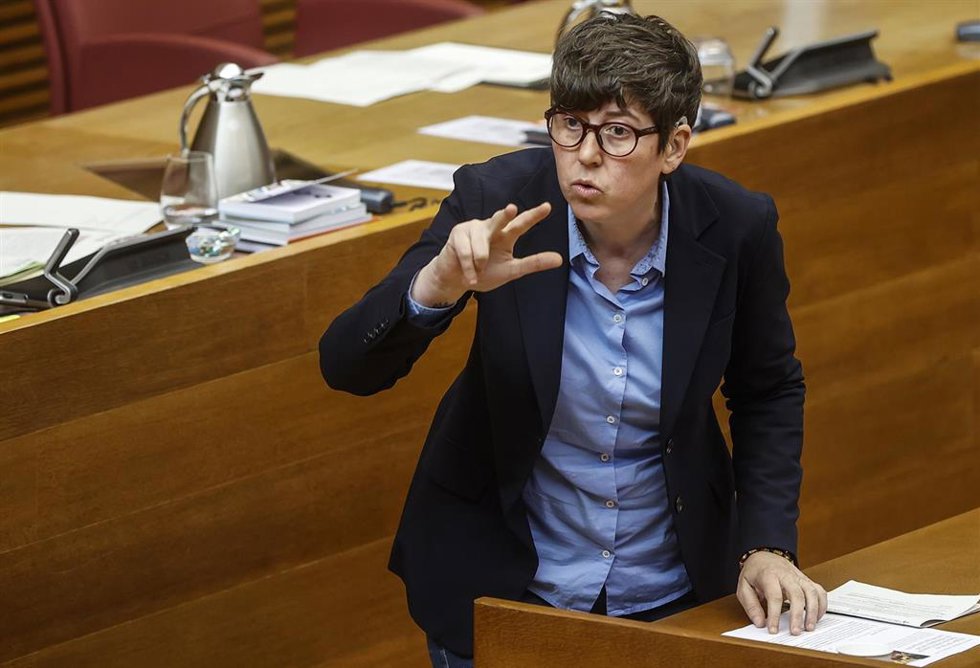 Archivo - La portavoz de Unidas Podemos Pilar Lima, interviene en una sesión de control de les Corts