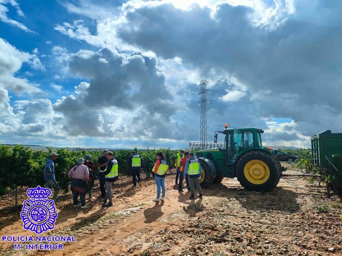 Los policía durante la intervención.