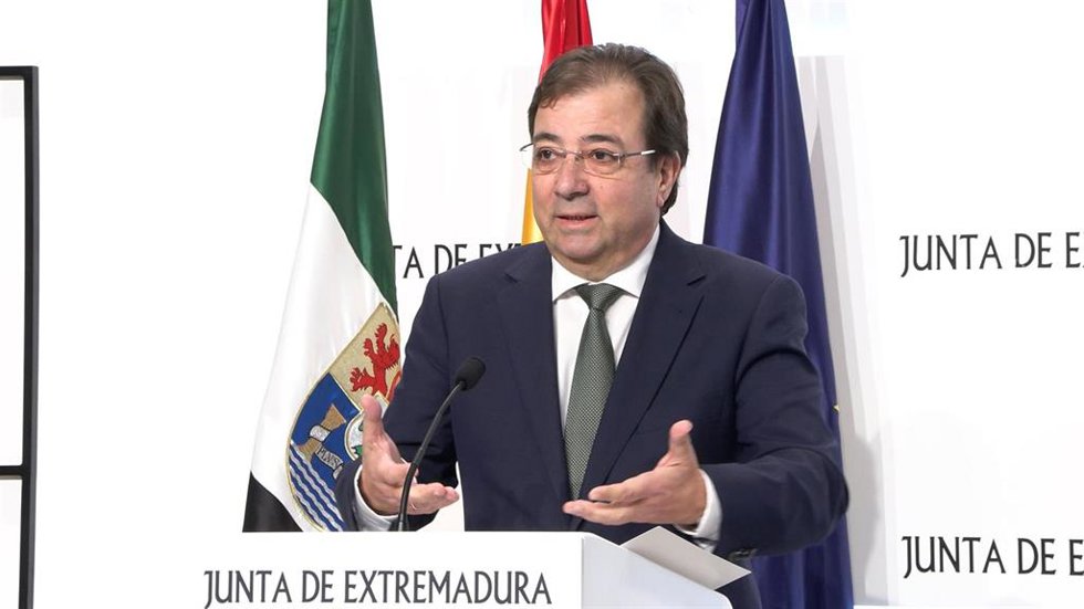 El presidente de la Junta de Extremadura, Guillermo Fernández Vara, en rueda de prensa