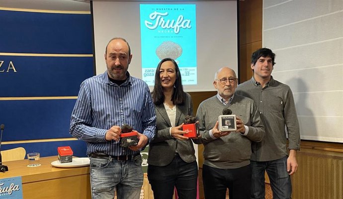 De izquierda a derecha, el presidente de Truzarfa, Jesús López; la diputada delegada de Turismo de la DPZ, Cristina Palacín; el secretario de Truzarfa y de la Federación de la Trufa Negra, Carlos Arnaudas, y el investigador del CITA, Pedro Marco.