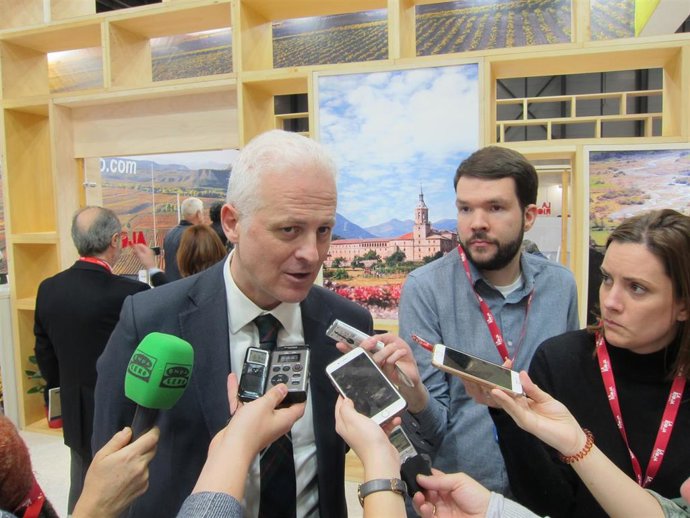 Archivo - El alcalde de Logroño, Pablo Hermoso de Mendoza, atiende a los medios en una edición anterior de FITUR