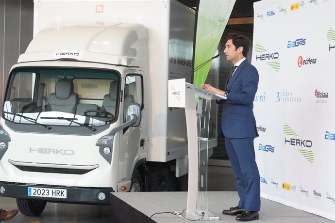 El director general de 'Herko', Agustín Leal, interviene durante la presentación de 'Herko', la nueva compañía fabricante de camiones, a 17 de enero de 2023, en Bilbao, Vizcaya (España). 