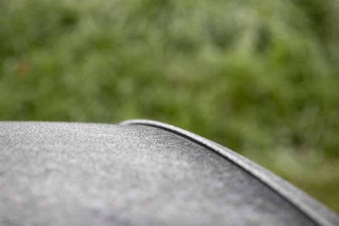 Archivo - Un vehículo con el techo helado, 