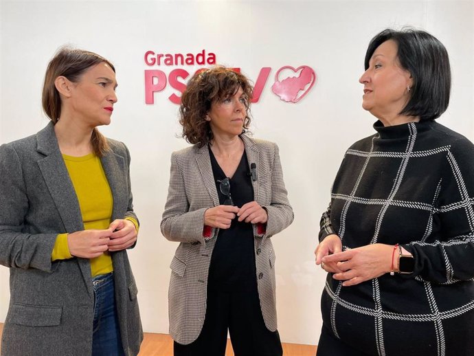 La parlamentaria andaluza del PSOE María Ángeles Prieto junto a la parlamentaria andaluza Olga Manzano y la secretaria de Salud del PSOE de Granada, Francisca Santaella.