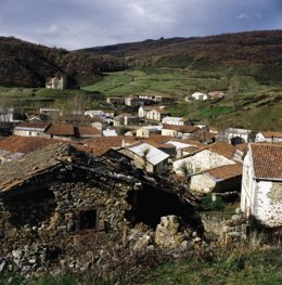 Archivo - Lores View of the roofs of the Lores town. Palencia province.