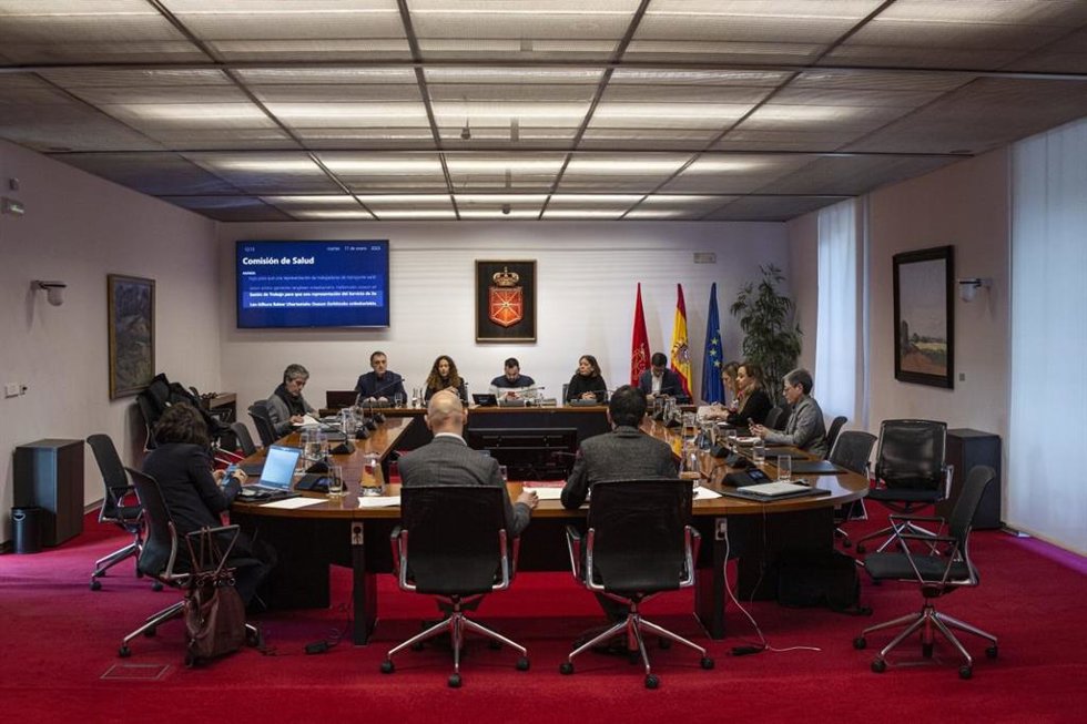 El director general del Servicio de Salud de Baleares (GSAIB), Manuel Palomino, acompañado por la gerente de GSAIB, Mar Rosselló, de la coordinadora de GSAIB, Beatriz Collazo, y del director del área operativa, Miguel Navarro, en el Parlamento de Navarr