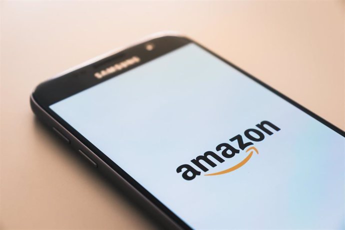 Un móvil con la interfaz de inicio de Amazon