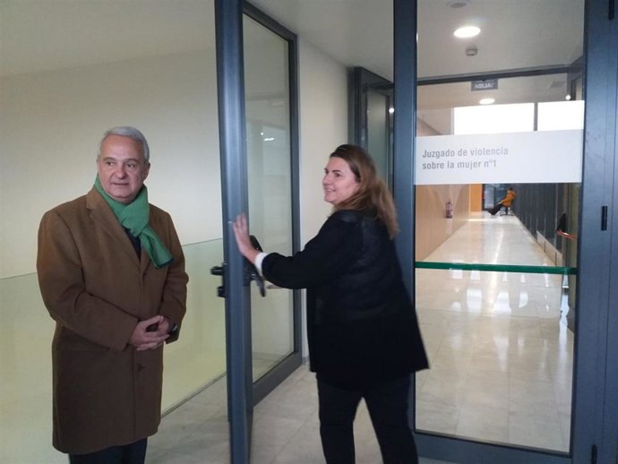 El presidente del Tribunal Superior de Justicia de Asturias (TSJA), Jesús María Chamorro,  durante su visita al Juzgado de Violencia sobre la Mujer de Gijón