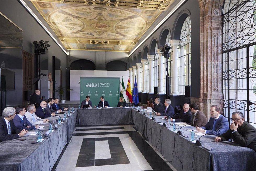 Detalle de la mesa durante la reunión del Consejo Asesor de Alertas de Salud Pública de Alto Impacto (Comité de Expertos) en el Palacio de San Telmo, a 17 de enero de 2023 en Sevilla (Andalucía, España). El Comité de Expertos de la Junta de Andalucía, e