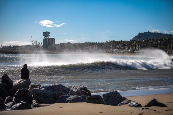 Olas en la playa de la Barceloneta, a martes 17 de enero de 2023, en Barcelona, Catalunya (España)
